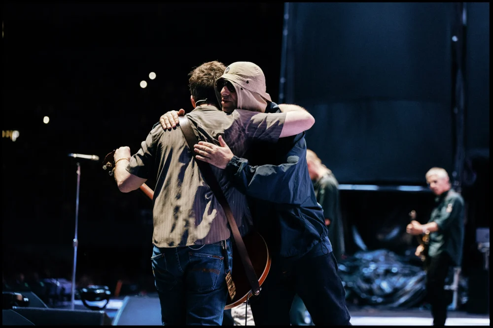 OASIS EN ARGENTINA: ¡Más de 150.000 personas vibraron al ritmo de los hermanos Gallagher! 3 josh buenos1 120 scaled e1763394926832